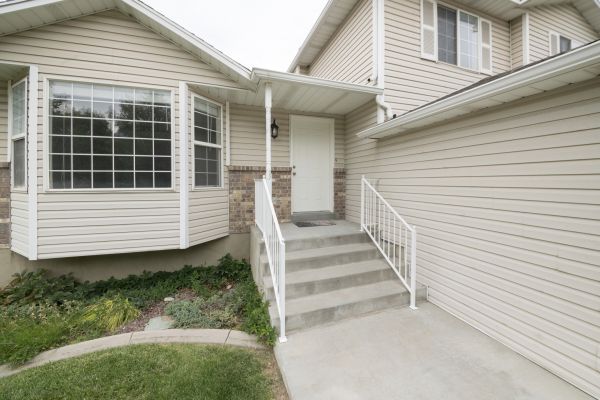 Cost of White Vinyl Siding Replacement in Red Oak